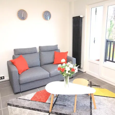 Apartment D'une A Sur Mer A 500 M De La Plage Avec Vue Sur La Mer Piscine Partagee Et Jardin Amenage