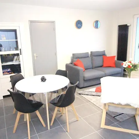 D'une A Sur Mer A 500 M De La Plage Avec Vue Sur La Mer Piscine Partagee Et Jardin Amenage Apartment