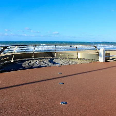 D'une A Sur Mer A 500 M De La Plage Avec Vue Sur La Mer Piscine Partagee Et Jardin Amenage *