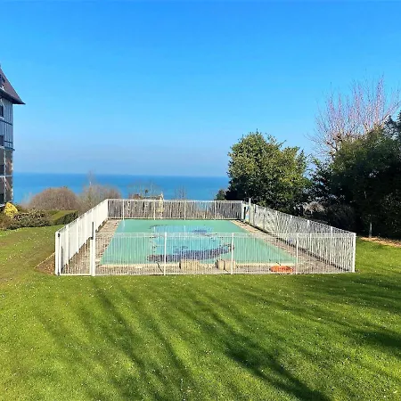 D'une A Sur Mer A 500 M De La Plage Avec Vue Sur La Mer Piscine Partagee Et Jardin Amenage